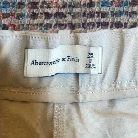 Abercrombie & Fitch Sloane ultra High Rise Pleated Shorts in Light Taupe - Picture 5 of 9